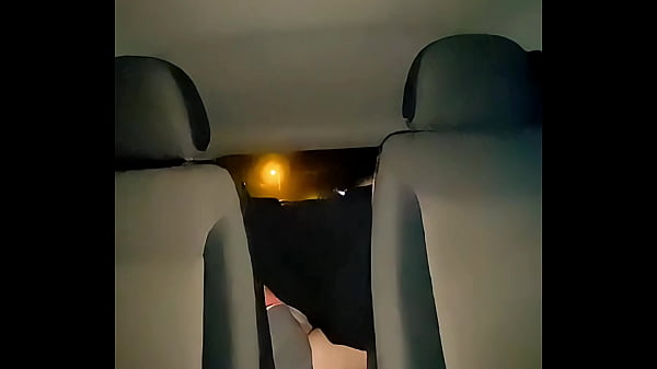 No Me Aguanto Y Me Follo A La Mejor Amiga De Mi Novia En El Asiento Trasero Del Auto Después De Salir Del GYM - LA GRABO A ESCONDIDAS AMATAUR GENUINE MONTANDO EN EL COCHE