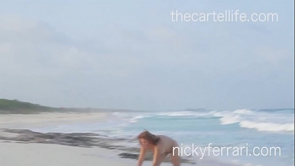 Nicky Ferrari Tomando El Sol Desnuda En El Caribe.