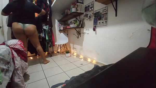 Mexicana Morena De Culo Grande Doblando La Ropa En Tanga