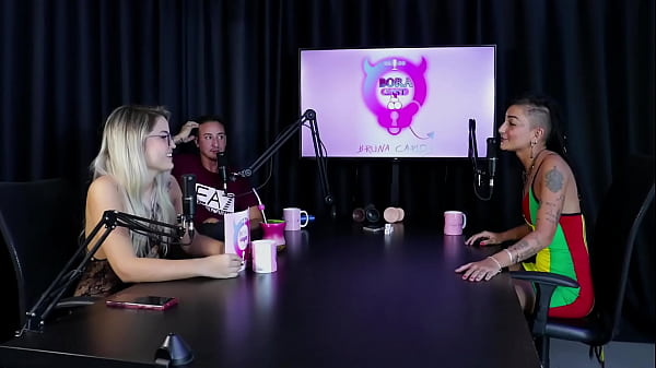 Morena Gostosa E Loira Safada Ficam Peladas Depois De Contar As Experiências Na Mansão Só Com Mulheres - Caroleta Roots & Bruna Carlos (SHEER/RED)
