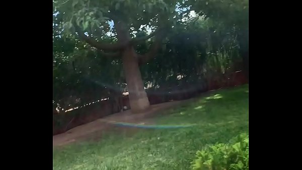 Quickie Mit Sperma Schlucken Hinter Der Hausecke Beim Grillen Mit Freunden
