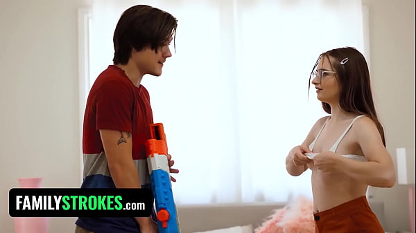 FamilyStrokes - Smoking-hot Mom Sophia Locke And Hot Cutie Reese Robbins Take Turns Riding Dick