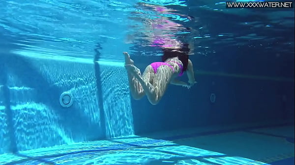 Jessica Lincoln In Her Pink Bikini In The Pool