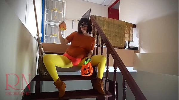 HALLOWEEN 2021 SCOOBY DOO, Velma Dinkley Yellow Pantyhose Performing In Old House At Stairway. Regina Noir
