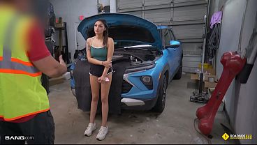 Lexa Jo's Roadside Extra Service: Mechanic Fixes Her Car With Sex