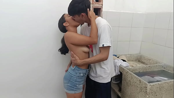 ENTRE A LA CASA DE MI VECINO PARA PEDIRLE UN FAVOR A SU MUJER PERO VI QUE ELLA ESTABA LAVANDO LA ROPA EN TANGA Y ESTABA MUY CALIENTE PORQUE SU MARIDO NO SE LA QUISO FOLLAR - PORNO