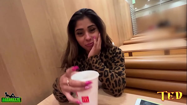 Gabi Paques Troca Um Giant Mac Pelos Peitinhos - Ma Santos Oficial