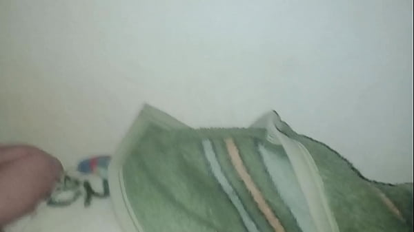 SAFADA NÃO TINHA DINHEIRO PRA PAGAR O ALUGUEL TEVE DE ME DA BUCETINHA E AINDA GOZEI EM CIMA DA GOSTOSA