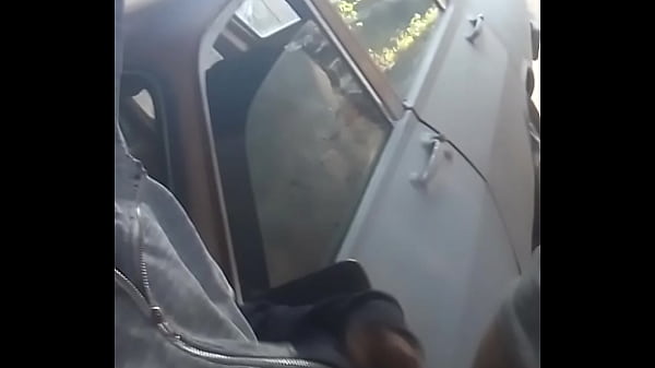 Cogiendo Al Lado Del Auto En Estacionamiento Privado