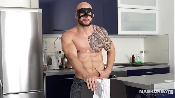 Newbie Bodybuilder Wanks His Uncut Cock - Maskurbate