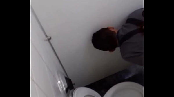 Casado Espiando A Pica Do Boy N Banheiro