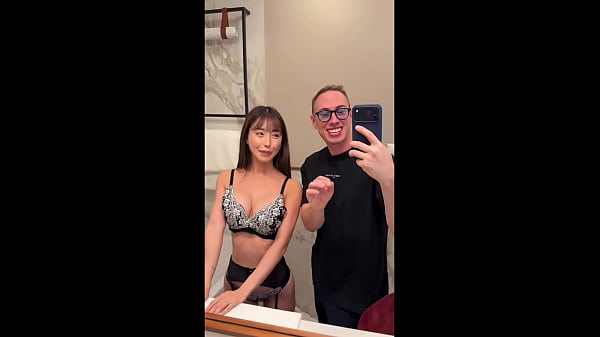 MAX FELICITAS FA SESSO CON UN'ASIATICA