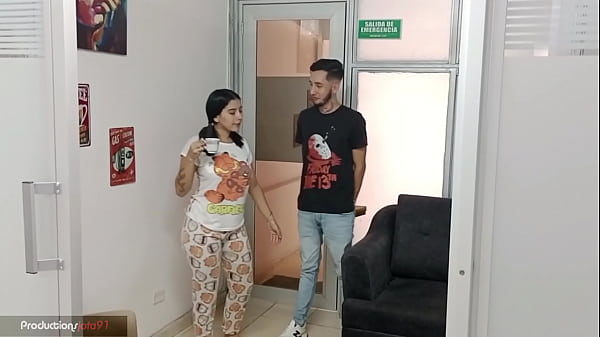 Hoy Dia De La Mujer Le Llevo Detalle A Mi Madrastra, Y Ella En Agradecimiento Se Desnuda, Me Baja El Pantalón, Se Mete Mi Pene En Su Boca Y Lo Empieza A Mamar, No Aguante Y La