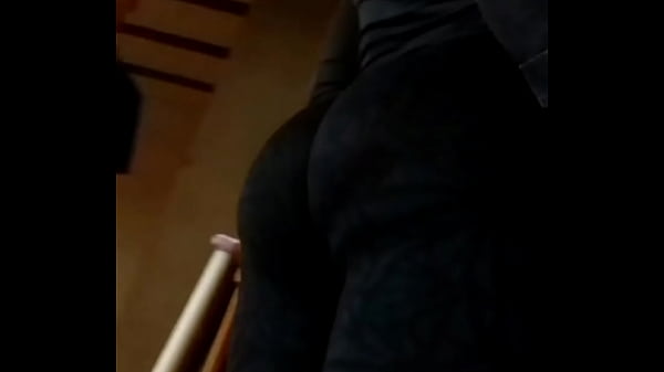 Culo En Tanga Mimando Sus Nalgas