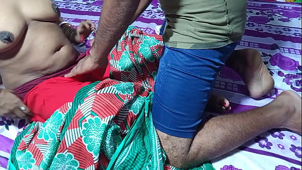 पडोसन भाभी ने घर की छत पर लण्ड हिलाते हुए पकड़ा फिर चुदाई करवाई