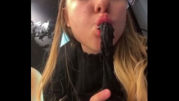 Jucielussie Eating Wheezes In Public Shopping