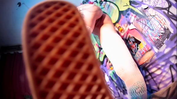 Giganta Dominando Escravo De Pés - Giantess Conquers Sole Servant