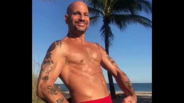 MAXXX LOADZ FLEXING AT THE BEACH