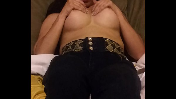 MOSTRANDO MIS RICA TETAS