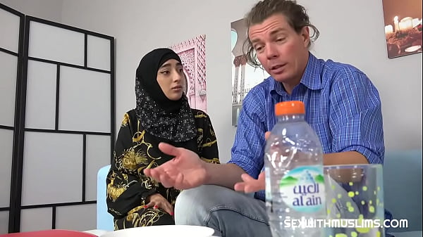 Sexy Muslim Honey Stretches Her Thighs Instead Of Cooking Lunch