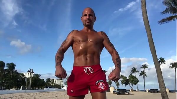 FLEXING AT THE BEACH THE HARDBODY TAN FIT ITALIAN PORNSTAR MAXXX LOADZ