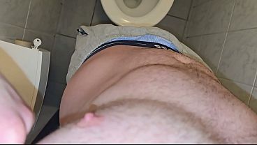PhantomGentX – Behaarter Papa Stöhnt Und Wichst In öffentlicher Toilette