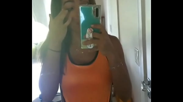 Anitta Rebolando De Maiô Cavado