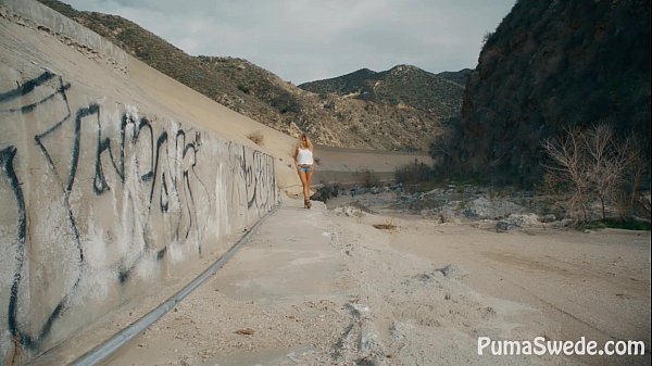 Puma Swede Openning Slit Outside In The Desert!