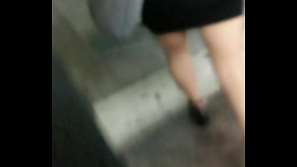 Hermosa Hotwife Señora En Mini Falda Buena Metro Df Piernas