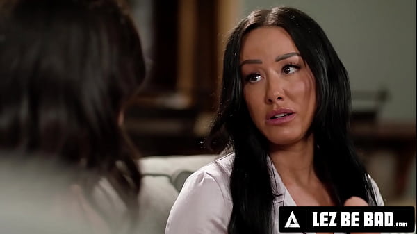 LEZ BE BAD - Desperate Mom Jennifer White OWNS Naturally Stacked Stepbae Scarlett Alexis