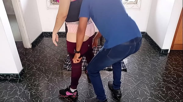 Me Follo A La Esposa De Mi Mejor Amigo Cuando Va A Entrenar A Mi Casa: El Cornudo De Su Marido Ni Se Entera Que Pongo A Su Esposa A Tragarse Toda Mi Polla