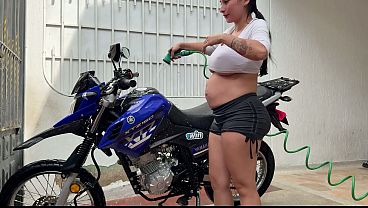 EMBARAZADA LAVANDO LA MOTO Y TENIENDO SEXO APASIONADO