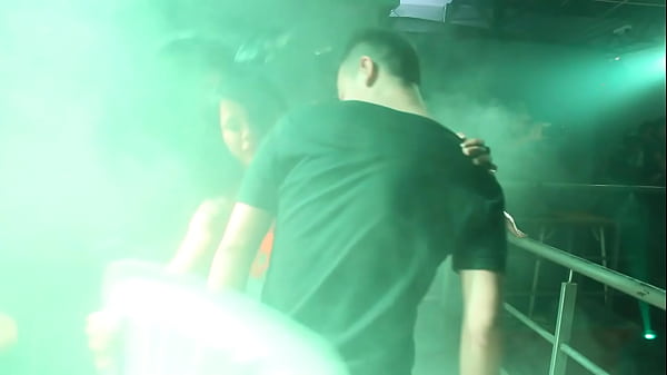 VICTOR MALDINI BAILANDO SENSUALMENTE CON KIARA LAIDES