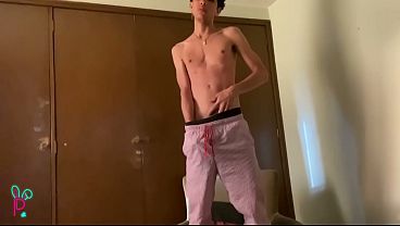 ISAK GRABA SU CULO COMO UNA PERRA Y SE MASTURBA, UNA POLLA ENORME