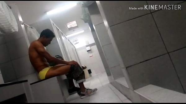 Negro Desnudo En La Ducha