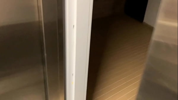 Me Encuentro A Mi Vecina Cachonda En El Elevador Y Terminamos Follando. NOS PILLAN