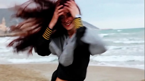 Gata Exibicionista Tirou Toda Roupa Na Praia E Mostrou Sua Racha Depiladinha Para O Seu Deleite