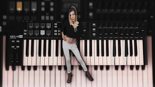 Pretty Honey Loves Dancing To The Music