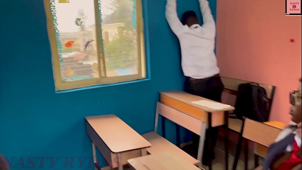 EROTIC PUPIL SEDUCES PROFESSOR IN THE CLASSROOM AND SHE GOT A GIGANTIC GRITTY SEX IN HIS OFFICE. UNE ÉTUDIANTE ÉROTIQUE SÉDUIT UN PROFESSEUR DANS LA SALLE DE CLASSE ET ELLE A