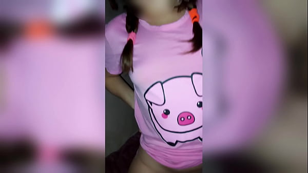 Duele Ya Por Favor! Cutie Queda A Cargo Con El Pervertido De Su Padrastro Y El Cabrón Se Mete A Su Recámara Por La Noche, Casero Real