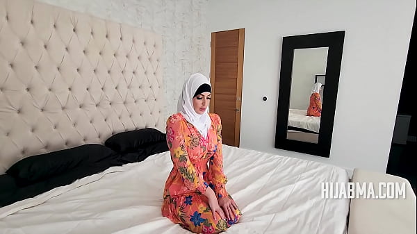 Shy Rich Muslim MOMMY In Hijab In Heat Plows The Handyman - HijabMa