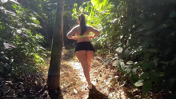 Rabuda De Mini Saia Andando No Mato