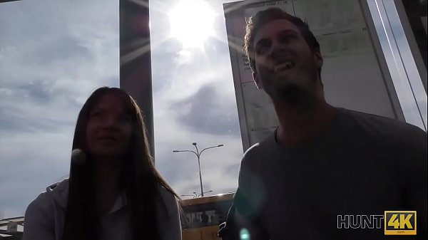 HUNT4K. Bella E Sultry In Ginocchio Per Succhiarmelo