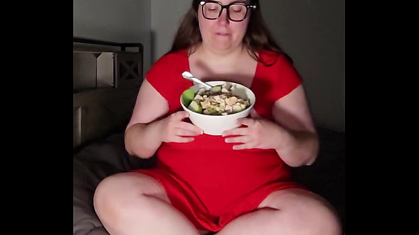 ASMR Big Salad Mukbang: BBW Crunching And Gulping (4K Portrait)