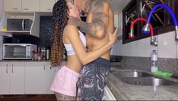 EMPREGADA MAGRINHA GOSTOSA FODE COM SEU PATRÃO NA COZINHA ANTES QUE SUA ESPOSA CHEGUE - SAFADA GOZOU MUITO NA PICA