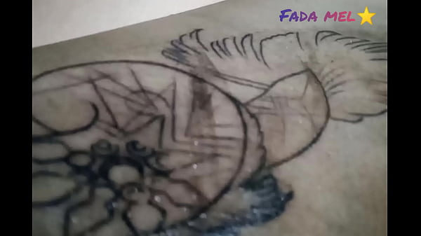 Fiz A Tatuagem Sem Calcinha Só Pra Mostrar A Buceta E O Cuzinho Pro Tatuador.