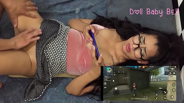 Toco A Mi Amiga Mientras Juega Con El Mobil