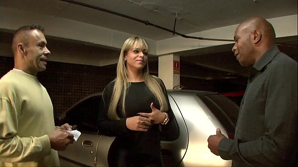 Doll Lima Dando A Bunda Enorme Para Dois Homens ! A Loira Que Adora Dar O Cu Levou Rola Até Não Aguentar Mais. Doll Lima E Sua Calcinha Com Cheiro De Buceta.
