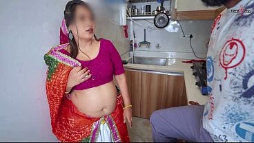 First Experience Desi Padosan Bhabhi Came Alone In Kitchen For Lund Oil... Unexpected Desi POV Viral Hindi Video.