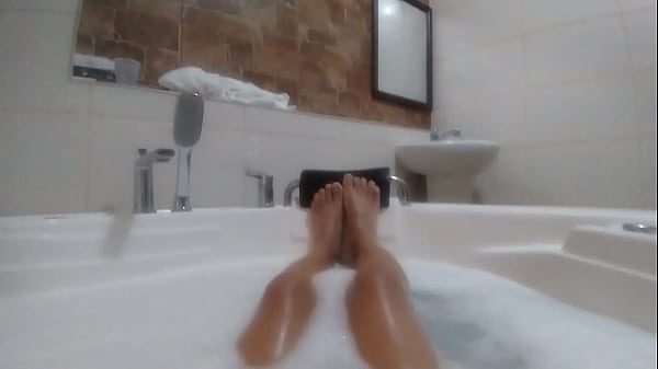Aquí Esperándote En El Jacuzzi